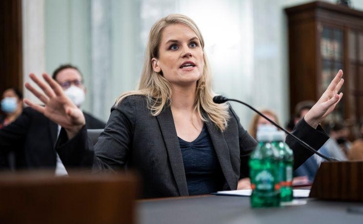 Cô Frances Haugen tại phiên làm chứng trước Thượng viện (ảnh New York Post)