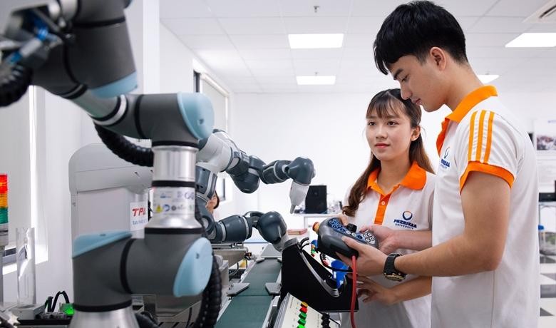 Giới trẻ có nhiều thuận lợi và thách thức trong thời kỳ chuyển đổi số (ảnh Tạp chí cộng sản)