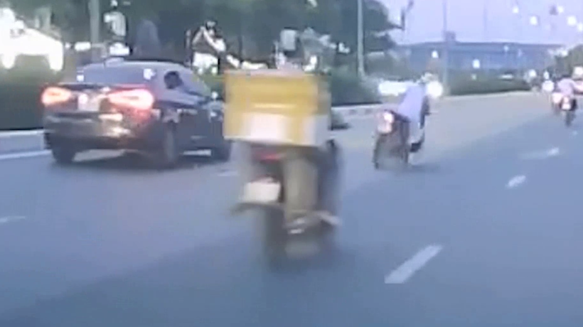 Tai nạn xe máy vì vướng áo chống nắng