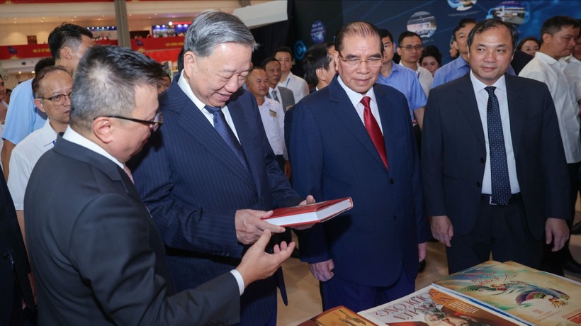 Tổng Bí thư Tô Lâm và các đại biểu tham quan các gian trưng bày tại Hội báo toàn quốc 2025.