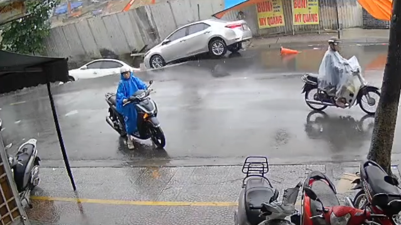 Clip: Khoảnh khắc camera nhà dân ghi cảnh hố tử thần nuốt 2 ô tô ở Đà Nẵng