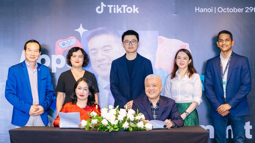 TikTok và Trung tâm Chuyển đổi số trực thuộc Bộ Văn hóa, Thể thao và Du lịch Việt Nam ký kết Biên bản ghi nhớ về hỗ trợ doanh nghiệp, thúc đẩy giao lưu văn hóa.