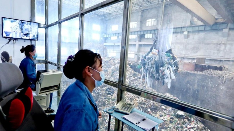 Nhân viên làm việc tại một nhà máy điện đốt rác ở Trương Dịch, một thành phố thuộc tỉnh Cam Túc, tây bắc Trung Quốc. Ảnh: Getty.
