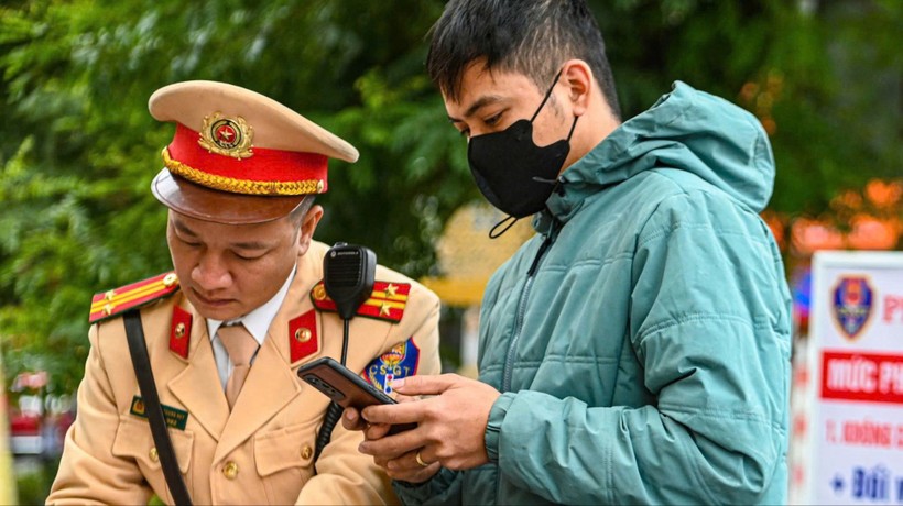 Chờ cấp đổi giấy phép lái xe thẻ nhựa, làm sao để không vi phạm giao thông?