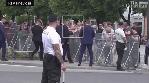 Khoảnh khắc Thủ tướng Slovakia bị bắn