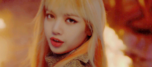 Cô công chúa Lisa cũng bị cảm nắng Gong Yoo