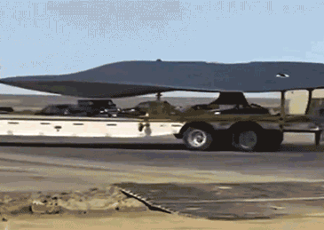 Chiếc máy bay bí ẩn trên xe kéo Chiếc máy bay bí ẩn trên xe kéo