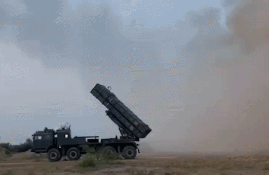 Quân đội Pakistan phóng tên lửa sang Ấn Độ. Ảnh: Singtao. Pakistan phong ten lua.gif