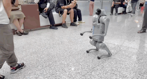 Robot biểu diễn tại Triển lãm. Ảnh: Creaders. Robot bieu dien.gif