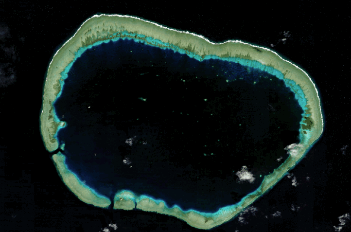 Đá Vành Khăn tháng 1-2012 và hiện trạng vào tháng 6-2015 - Ảnh: CSIS Đá Vành Khăn tháng 1-2012 và hiện trạng vào tháng 6-2015 - Ảnh: CSIS