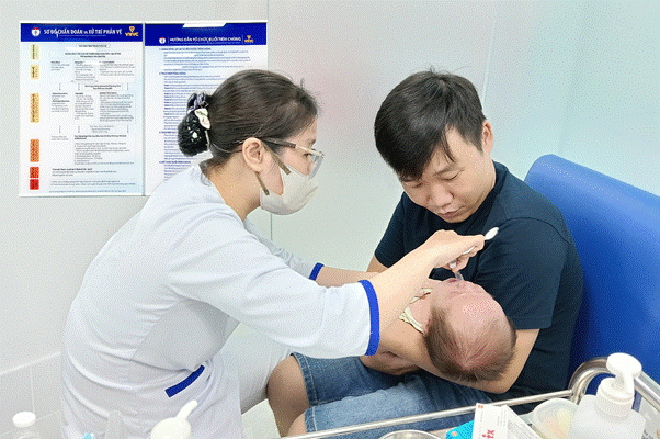 VNVC có hệ thống gần 240 trung tâm tiêm chủng trên khắp cả nước, phục vụ hàng chục triệu liều vắc xin chất lượng cao, bảo vệ sức khỏe cho trẻ em và người lớn trong suốt gần 10 năm qua. Ảnh: Mộc Thảo VNVC có hệ thống gần 240 trung tâm tiêm chủng trên khắp cả nước, phục vụ hàng chục triệu liều vắc xin chất lượng cao, bảo vệ sức khỏe cho trẻ em và người lớn trong suốt gần 10 năm qua. Ảnh: Mộc Thảo
