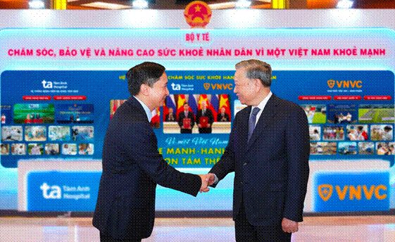 Ông Ngô Chí Dũng, Chủ tịch Hội đồng Quản trị Hệ thống BVĐK Tâm Anh, Hệ thống Tiêm chủng Vắc xin VNVC đón Tổng Bí thư Tô Lâm thăm gian trưng bày triển lãm của đơn vị. Ảnh: BVĐK Tâm Anh Ông Ngô Chí Dũng, Chủ tịch Hội đồng Quản trị Hệ thống BVĐK Tâm Anh, Hệ thống Tiêm chủng Vắc xin VNVC đón Tổng Bí thư Tô Lâm thăm gian trưng bày triển lãm của đơn vị. Ảnh: BVĐK Tâm Anh
