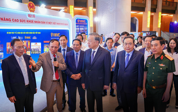 Tổng Bí thư Tô Lâm, Thủ tướng Chính phủ Phạm Minh Chính, Chủ tịch Quốc hội Trần Thanh Mẫn, Đại tướng Phan Văn Giang - Bộ trưởng Bộ Quốc phòng thăm dàn Robot AI của Hệ thống BVĐK Tâm Anh tại triển lãm. Ảnh: BVĐK Tâm Anh Tổng Bí thư Tô Lâm, Thủ tướng Chính phủ Phạm Minh Chính, Chủ tịch Quốc hội Trần Thanh Mẫn, Đại tướng Phan Văn Giang - Bộ trưởng Bộ Quốc phòng thăm dàn Robot AI của Hệ thống BVĐK Tâm Anh tại triển lãm. Ảnh: BVĐK Tâm Anh