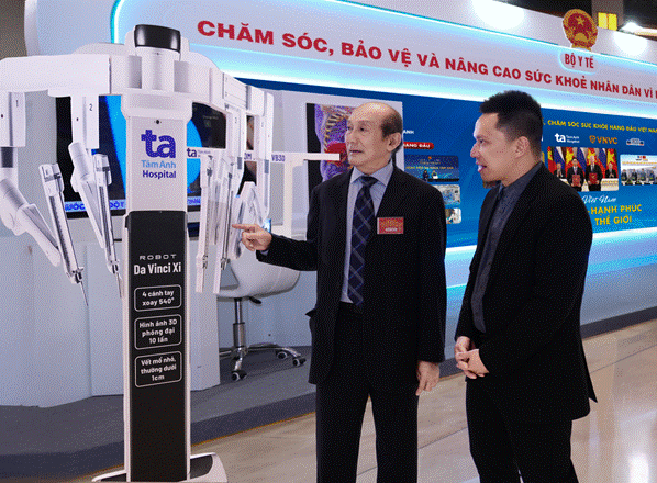 TTƯT.PGS.TS.BS Vũ Lê Chuyên giới thiệu về tính năng của Robot phẫu thuật Da Vinci Xi - hiện là thế hệ robot mới nhất tại Đông Nam Á, hỗ trợ phẫu thuật hơn 120 loại bệnh khác nhau như tiết niệu, phụ khoa, tiêu hóa, tim mạch, tai mũi họng…Ảnh: BVĐK Tâm Anh TTƯT.PGS.TS.BS Vũ Lê Chuyên giới thiệu về tính năng của Robot phẫu thuật Da Vinci Xi - hiện là thế hệ robot mới nhất tại Đông Nam Á, hỗ trợ phẫu thuật hơn 120 loại bệnh khác nhau như tiết niệu, phụ khoa, tiêu hóa, tim mạch, tai mũi họng…Ảnh: BVĐK Tâm Anh
