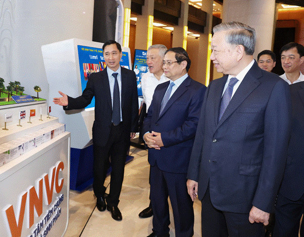 Tổng Bí thư Tô Lâm và các lãnh đạo cấp cao của Đảng, Nhà nước thăm khu trưng bày của Hệ thống Tiêm chủng VNVC tại triển lãm. Ảnh: Thống Nhất/TTXVN. Tổng Bí thư Tô Lâm và các lãnh đạo cấp cao của Đảng, Nhà nước thăm khu trưng bày của Hệ thống Tiêm chủng VNVC tại triển lãm. Ảnh: Thống Nhất/TTXVN.