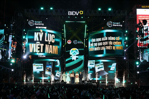 Đêm nhạc hội “Emerald X - Chạm di sản, mở tương lai” tại phố đi bộ Nguyễn Huệ (TP.HCM) đã tạo nên dấu ấn đặc biệt khi hàng ngàn khán giả cùng chứng kiến khoảnh khắc BIDV SmartBanking được vinh danh Kỷ lục Việt Nam. Đêm nhạc hội “Emerald X - Chạm di sản, mở tương lai” tại phố đi bộ Nguyễn Huệ (TP.HCM) đã tạo nên dấu ấn đặc biệt khi hàng ngàn khán giả cùng chứng kiến khoảnh khắc BIDV SmartBanking được vinh danh Kỷ lục Việt Nam.