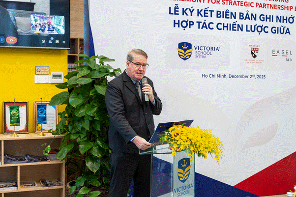 ThS. Christopher Bradley – Phó Tổng Giám đốc Chuyên môn Hệ thống Giáo dục Victoria School phát biểu tại lễ ký kết
