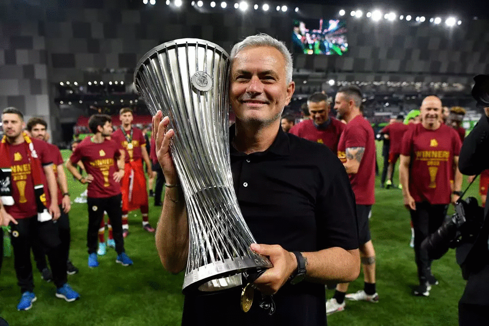 Mourinho là HLV duy nhất đến lúc này sưu tập đủ mọi chiếc cúp của UEFA