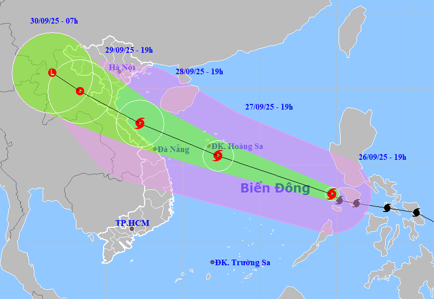 Dự báo hướng đi và vùng ảnh hưởng của bão Bualoi. Ảnh: NCHMF. Anh 1.gif