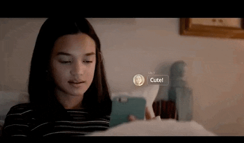 Tâm trạng của cô gái dao động vì bị người khác đánh giá trên mạng xã hội.