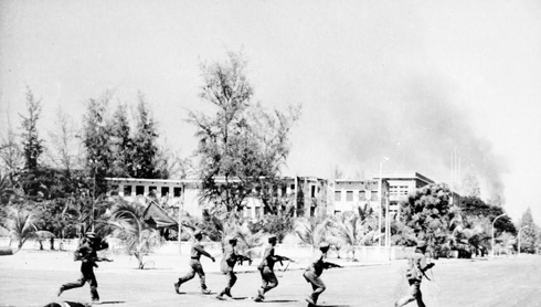 Lực lượng vũ trang cách mạng Campuchia tiến vào giải phóng thủ đô Phnom Penh ngày 7/01/1979.