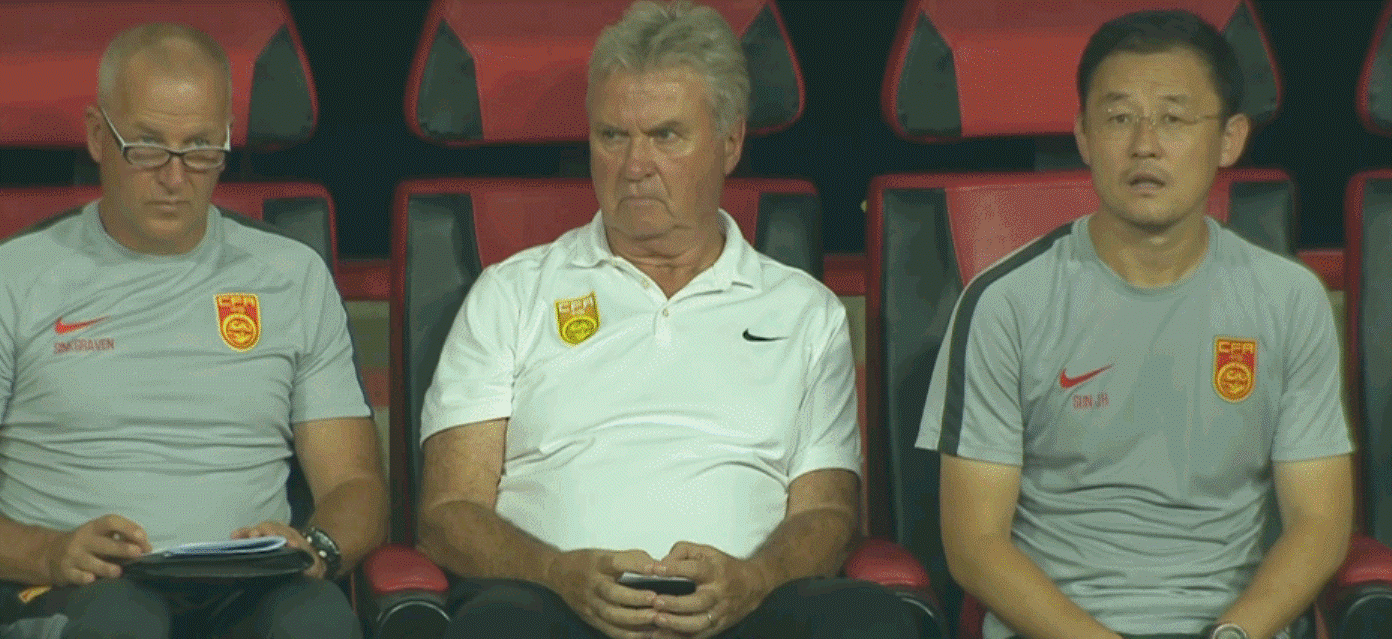 Ông Gudd Hiddink (giữa) và Tôn Kế Hải (phải) bất lực trước màn trình diễn tồi của các học trò, Ảnh: Sohu