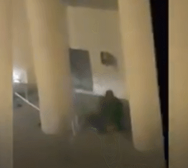 Hình ảnh kẻ khủng bố bị trúng đạn gục xuống