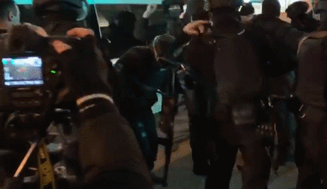 Các lực lượng cảnh sát và an ninh tại hiện trường vụ án.