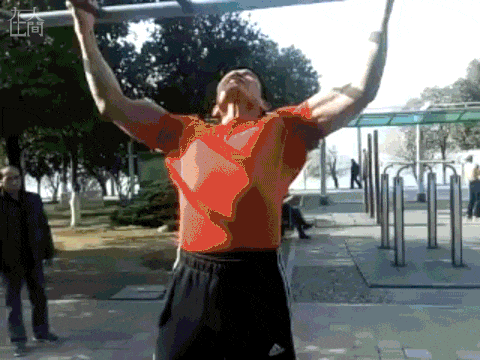 Ông Khưu Quân tập luyện (Ảnh: Ifeng)