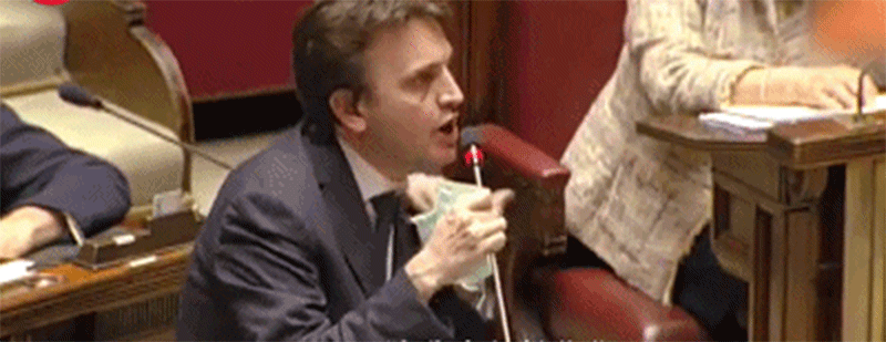 Nghị sĩ Matteo Dall' Osso đập micro tại nghị viện khi bị chỉ trích do đeo khẩu trang khi họp quốc hội (Ảnh: Guancha).