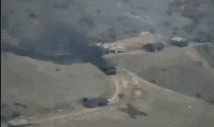 Armenia đưa video tiến công phá hủy đoàn xe quân sự của Azerbaijan (Theo Sohu).