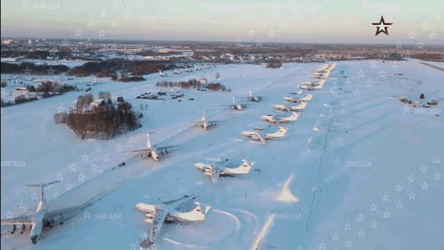 Các máy bay vận tải của Không quân Nga lập cầu không vận đưa lực lượng gìn giữ hòa bình CSTO tới Kazakhstan (Ảnh: Zvezda).