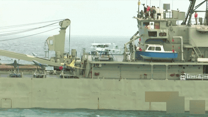 Một UAV của Iran được phóng từ boong tàu nổi (Ảnh: Sohu). Một UAV của Iran được phóng từ boong tàu nổi (Ảnh: Sohu).