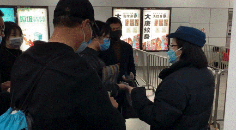 Nhân viên bảo vệ tàu điện ngầm ở Hàng Châu kiểm tra mã vạch điện thoại.