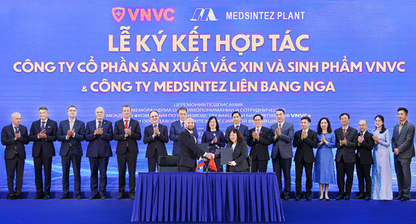 Ông Konstantin Gorodnitsky, Trưởng Văn phòng Đại diện Công ty Zavod Medsintez tại Việt Nam và bà Trần Thị Hồng Thủy, Giám đốc Nhà máy Vắc xin và Sinh phẩm VNVC ký kết hợp tác dưới sự chứng kiến của lãnh đạo Bộ Y tế hai nước. Ảnh: Phạm Giang