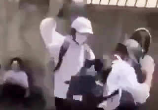 Ảnh cắt từ clip đánh bạn ở Châu Đốc, An Giang