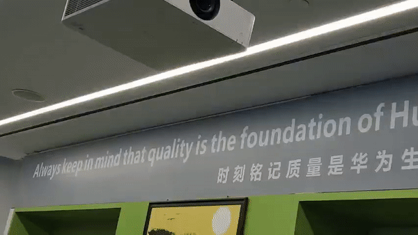 Một khẩu hiệu trong phòng họp của Huawei: "Hãy luôn ghi nhớ rằng chất lượng chính là lẽ sống của Huawei, là lý do mà khách hàng lựa chọn Huawei"
