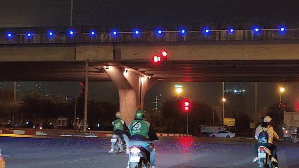 Đèn tín hiệu màu xanh chỉ 18 giây tại một ngã tư