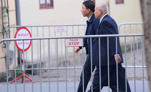 Cựu thứ trưởng Bộ Công an Trần Việt Tân (phía trong) đi vào TAND Hà Nội. Ảnh: Giang Huy