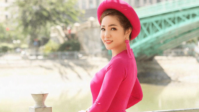 “Bà già” Thúy Nga tạm quên COVID-19 đỏ rực sắc xuân   