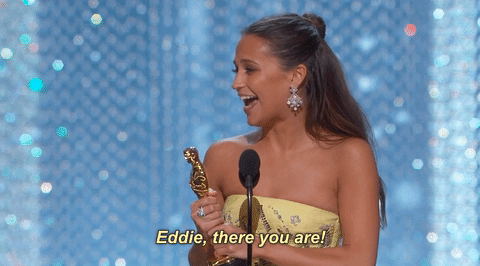 Alicia Vikander cám ơnEddie Redmayne. Alicia Vikander cám ơnEddie Redmayne.