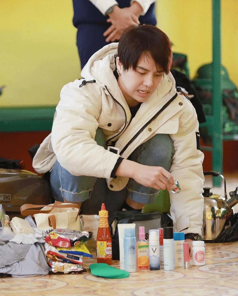 Duy Khánh mang cả "siêu thị" đồ dùng đi