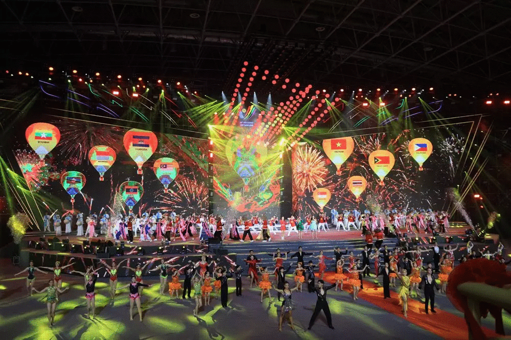 Các tác phẩm: Diệu kì Việt Nam - Ngàn ước mơ Việt Nam - Việt Nam tươi đẹp - Việt Nam những chuyến đi - Những trái tim Việt Nam - Việt Nam hoà thanh cùng năm châu do các nghệ sỹ Văn Mai Hương - Uyên Linh - Dương Hoàng Yến - Hà Nhi thể hiện với sự góp mặt của hàng trăm VĐV Dance Sports, thể dục và các nhóm nhảy hiện đại tạo nên một bầu không khí sôi động về tinh thần thể thao kết nối thế giới, vượt qua những thách thức của cuộc sống.