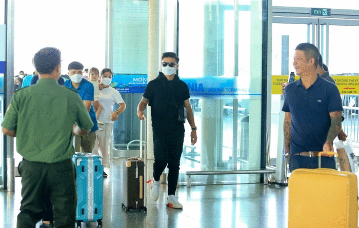 Quang Hải có mặt tại sân bay Nội Bài sáng 27/6 (ảnh: Hiếu Lương/ báo Tổ Quốc)