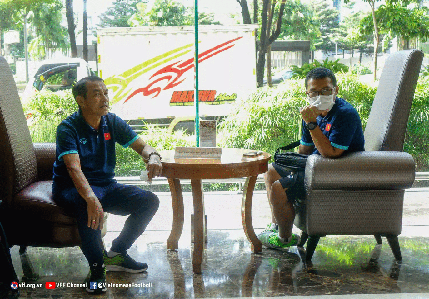 HLV Đinh Thế Nam và các cầu thủ khá mệt mỏi.