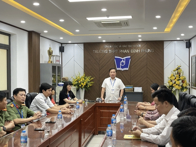 Ông Chử Xuân Dũng - Phó Chủ tịch UBND Thành phố, Trưởng Ban chỉ đạo thi tốt nghiệp THPT năm 2022 TP Hà Nội kiểm tra công tác chuẩn thi