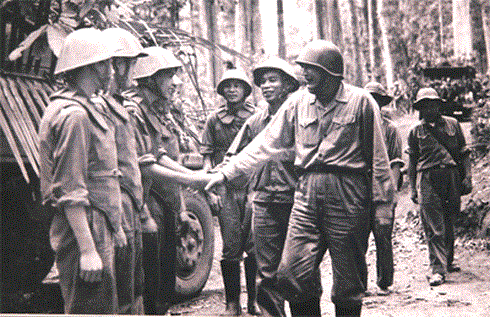 Tư lệnh Đồng Sĩ Nguyên thăm Đoàn vận tải ô tô 101, tháng 3-1968. Ảnh tư liệu.