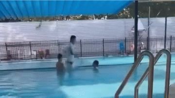 Xôn xao clip bé trai bị dìm đầu xuống bể bơi ở Hà Nội, công an vào cuộc