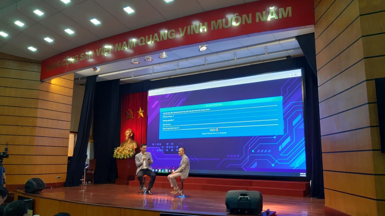 Ông Vũ Ngọc Sơn, Phó Chủ tịch Tập đoàn Công nghệ BKAV chia sẻ tại diễn đàn. Ảnh AT Ông Vũ Ngọc Sơn, Phó Chủ tịch Tập đoàn Công nghệ BKAV chia sẻ tại diễn đàn. Ảnh AT