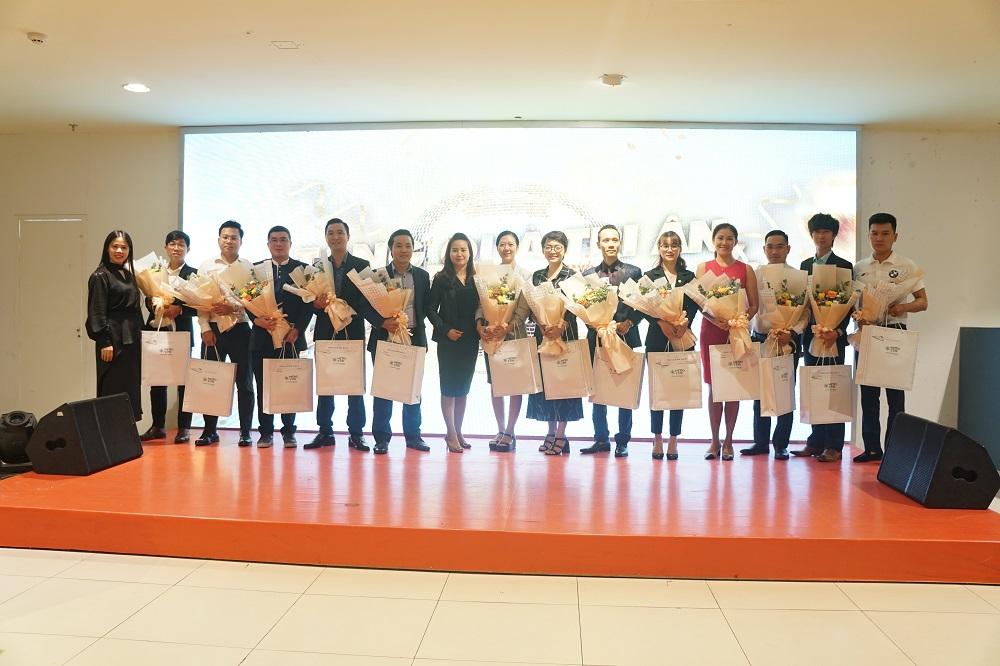 Đại diện Metro Star tặng quà trị ân các đại lý